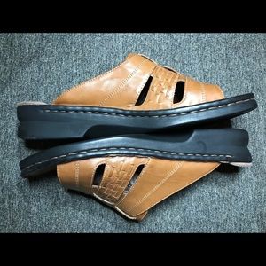CLARKS Cumin-Style Brown Sandals. EUC